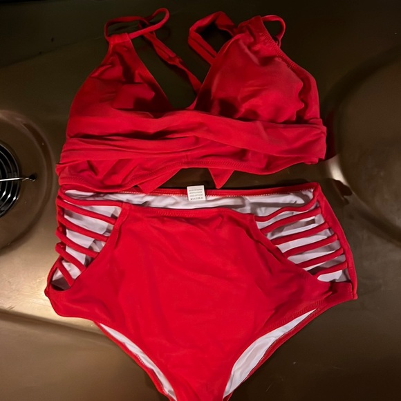 Red bikini - Picture 1 of 6